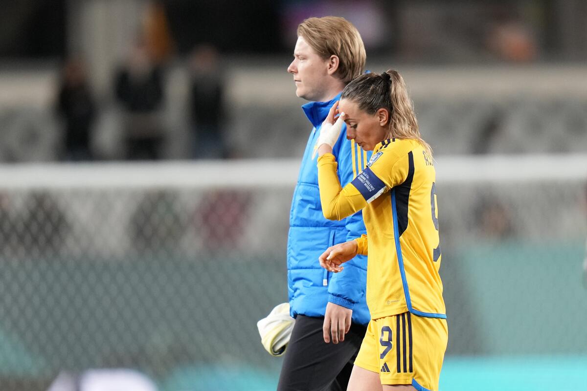 La sueca Kosovare Asllani abandona el terreno de juego luego de perder la semifinal del Mundial femenio 