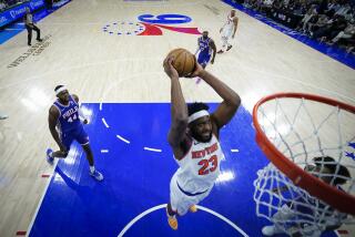 Mitchell Robinson de los Knicks de Nueva York realiza una volcada durante la segunda mitad del Juego 6 de la primera ronda de postemporada en la NBA ante los 76ers de Filadelfia, el jueves 2 de mayo de 2024, en Filadelfia. (AP Foto/Matt Slocum)