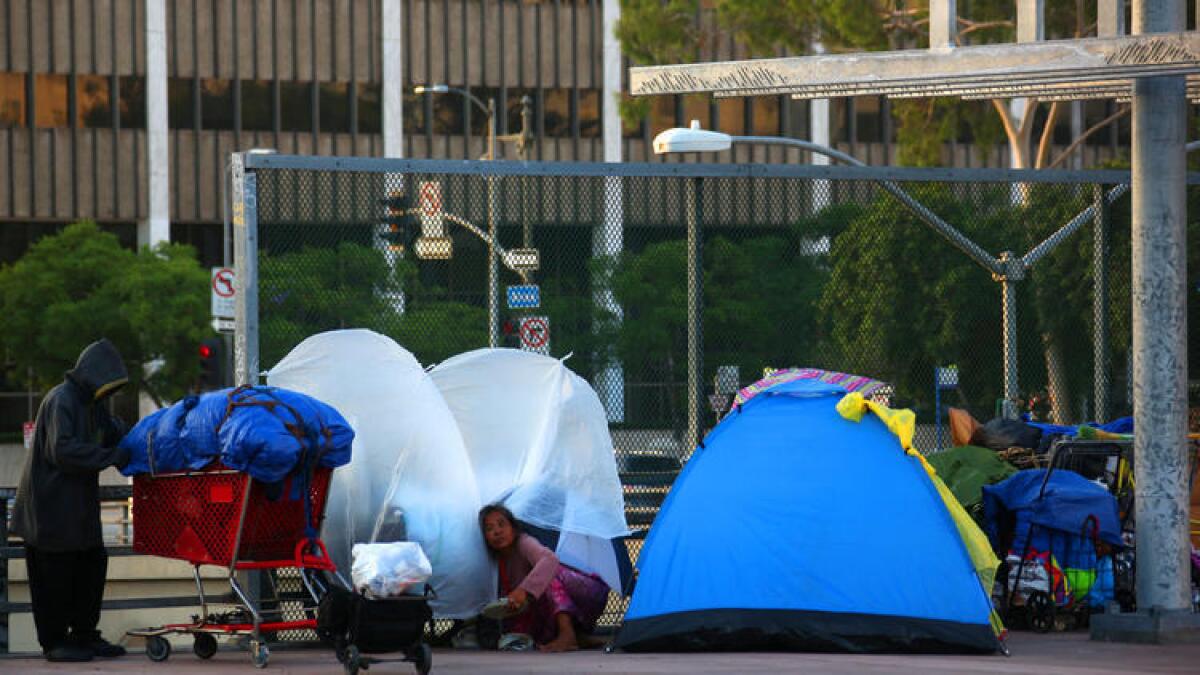 Un campamento de personas sin hogar puede ser visto a la sombra del Ayuntamiento de Los Angeles en Main Street.
