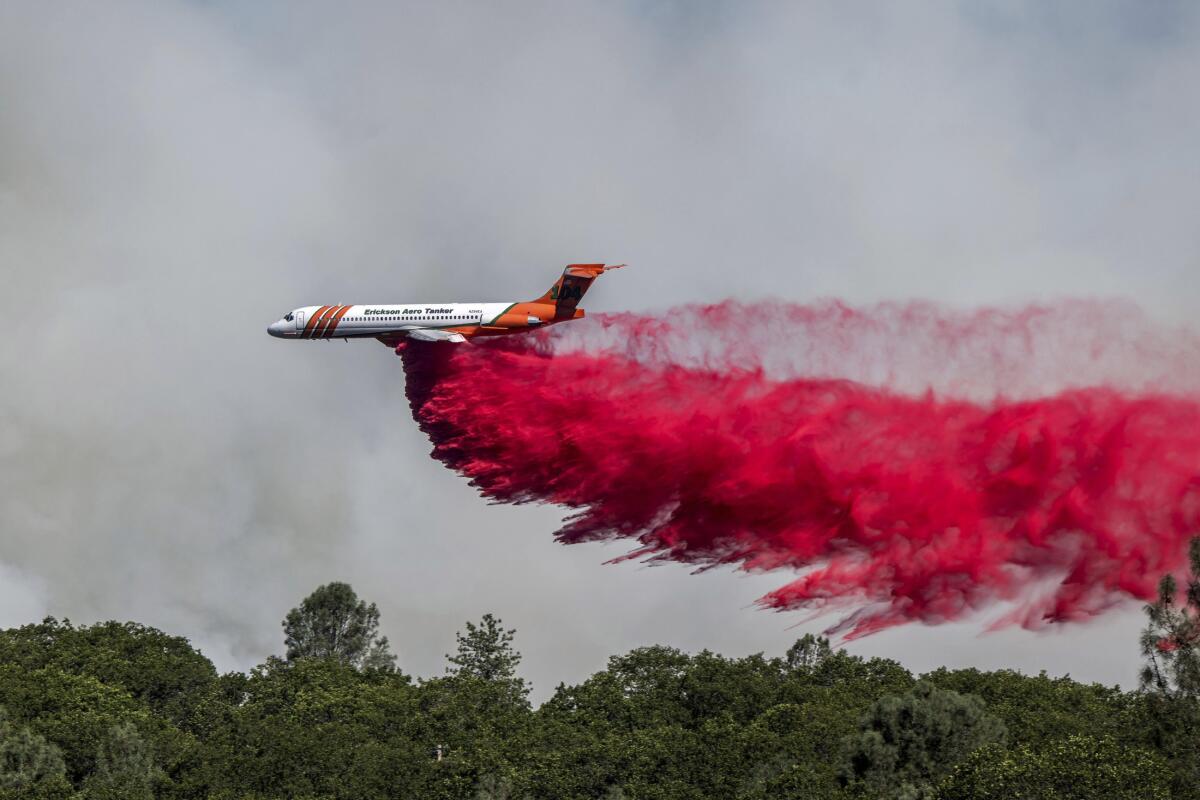 Un camion-citerne déverse du retardateur sur l'incendie du parc près de Cohasset Road, à l'est de Chico, le 25 juillet.