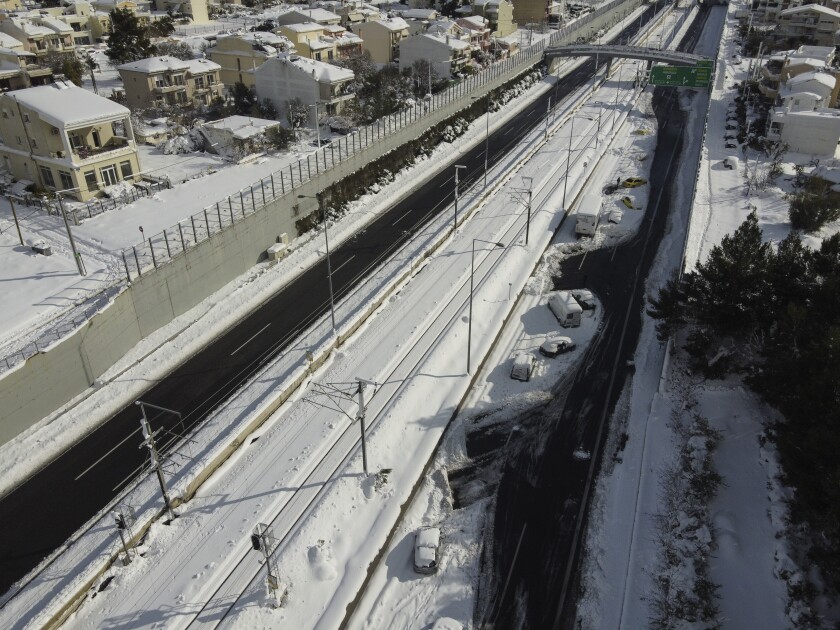 En la imagen, autos abandonados en una carretera luego de una nevada, en Atenas, el 25 de enero de 2022. (AP Foto/Michael Varaklas)