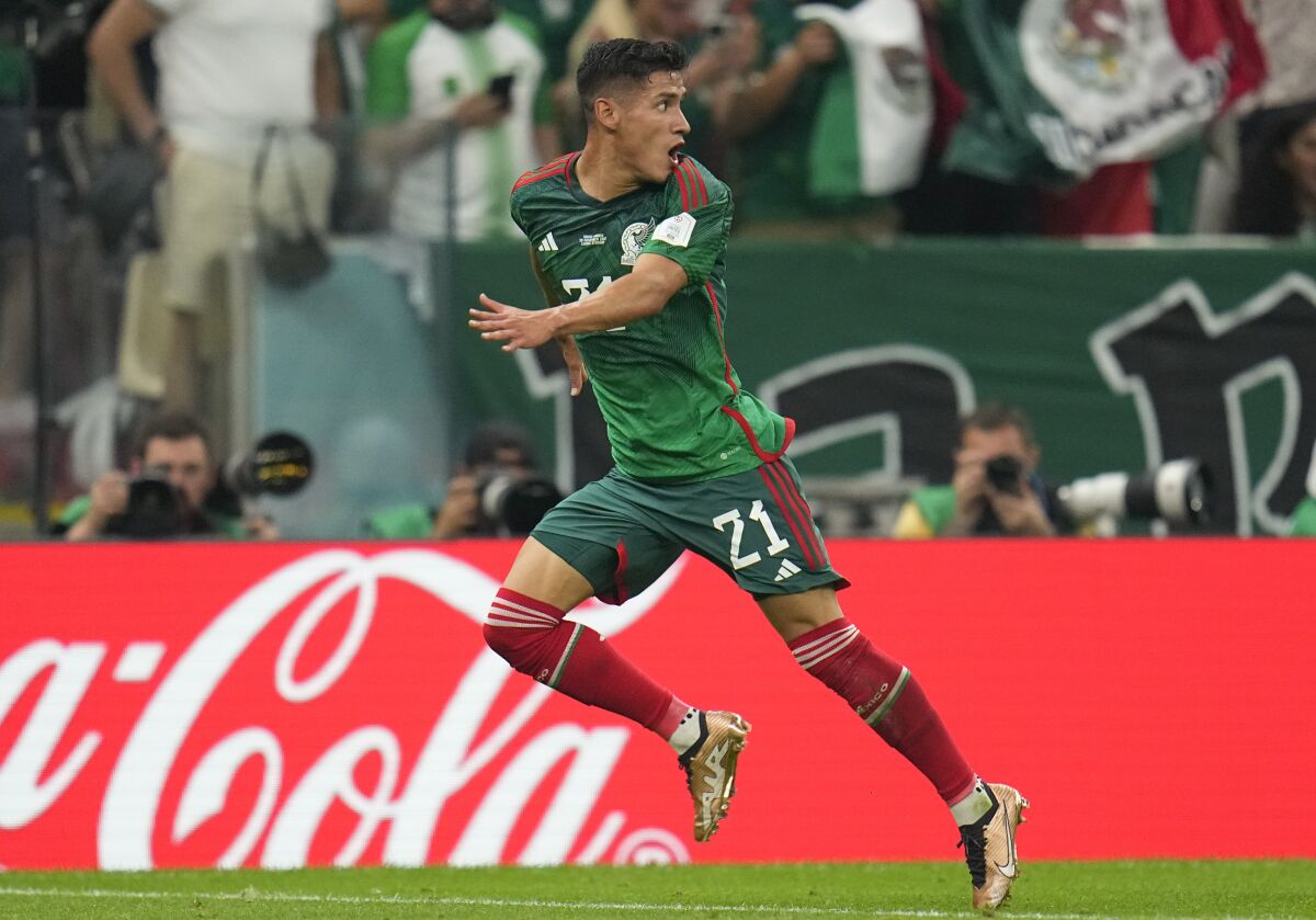 Meksikalı Uriel Antuna, Suudi Arabistan ile oynanan maçın son dakikalarında yaptığı gol girişiminde ofsayt kararı alınca tepki gösterdi.