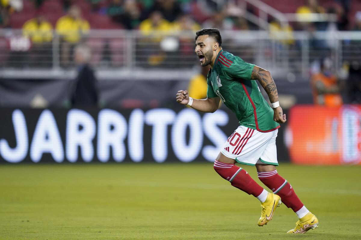 Alexis Vega, de la selección de México, festeja tras convertir un penal ante Colombia 