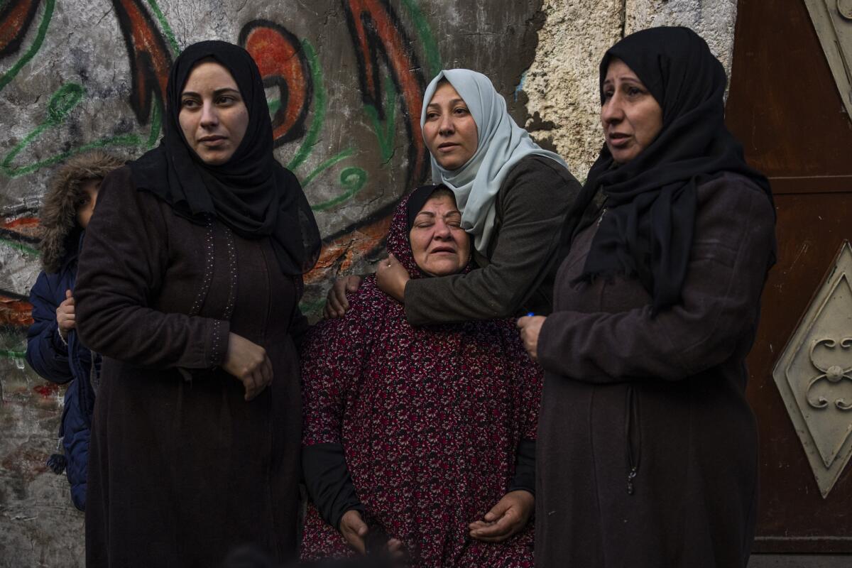 Mujeres palestinas reaccionan después de que su casa fuera alcanzada por un ataque israelí