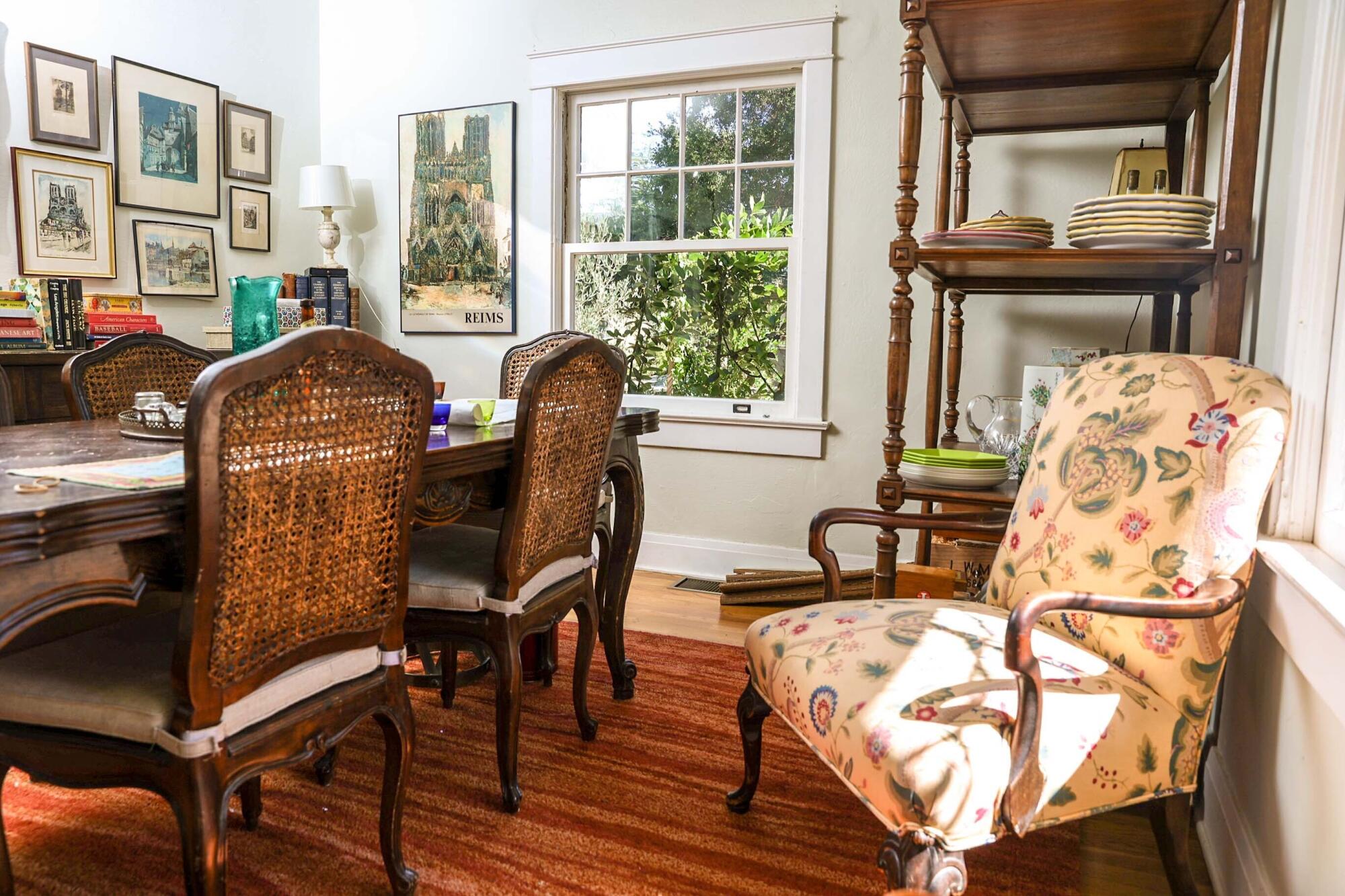 A dining room