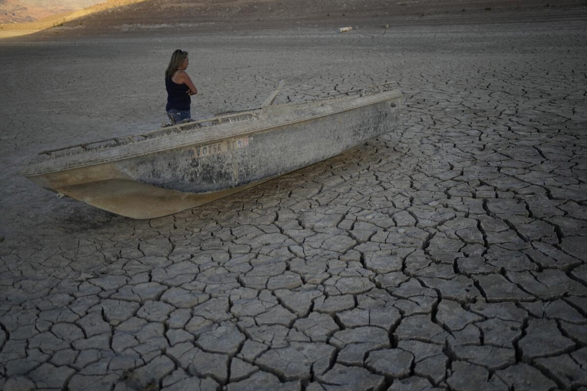 Misha McBride observa un bote que se había hundido y que ahora quedó al descubierto en el Lago Mead 