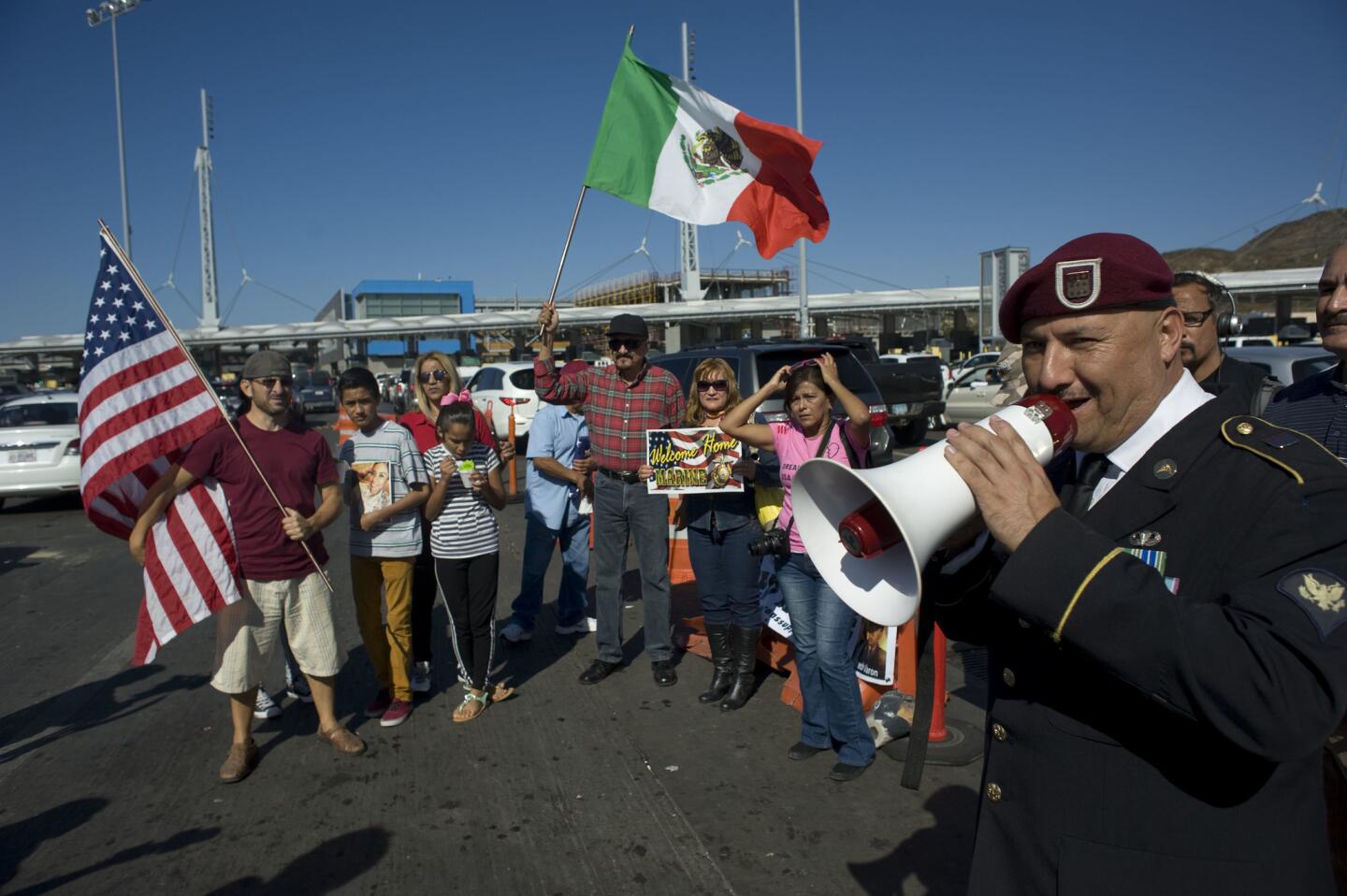 El veterano de guerra de EEUU, Hector Barajas (i), habla durante una vigilia del Día de los Veteranos en la frontera entre México y Estados Unidos, en Tijuana (México).