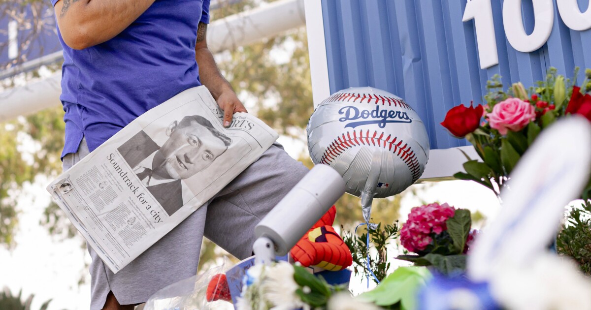 다저스는 핀 스컬리가 사망하면서 목소리를 잃었다.  로스앤젤레스 팬들은 사랑하는 사람을 잃었다