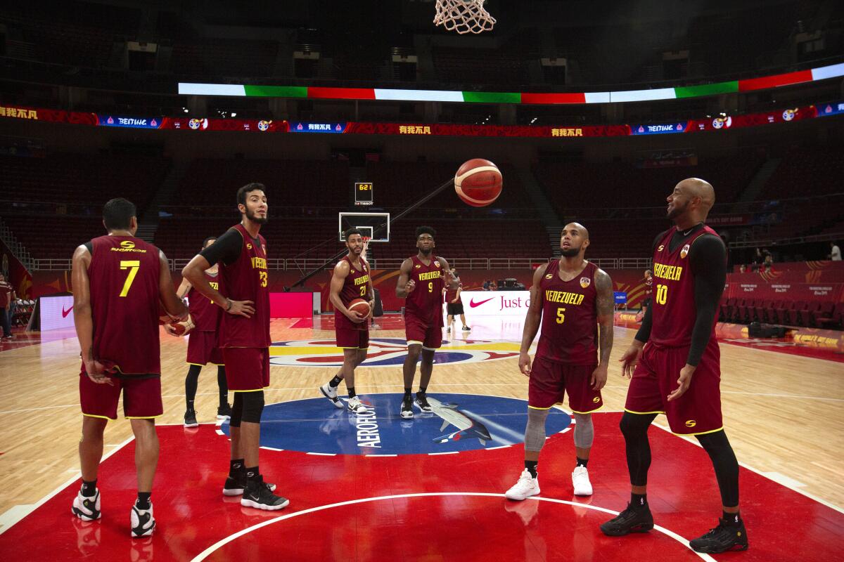 Jugadores de la selección venezolana de básquetbol practican tiros libres durante una sesión de entrenamiento en la Arena Cadillac, una de las sedes de la Copa del Mundo de básquetbol, en Beijing, el viernes 30 de agosto de 2019. La selección espera dar buenas noticias a sus compatriotas en un momento en que Venezuela enfrenta duras sanciones económicas y una crisis política.