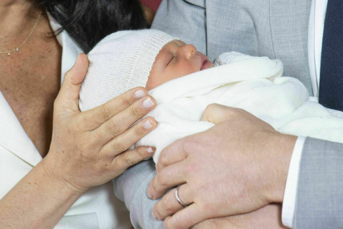 El príncipe Enrique y Meghan, duquesa de Sussex, muestran a su bebé recién nacido en el Castillo de Windsor, Inglaterra, miércoles 8 de mayo de 2019. (Dominic Lipinski/Pool via AP)