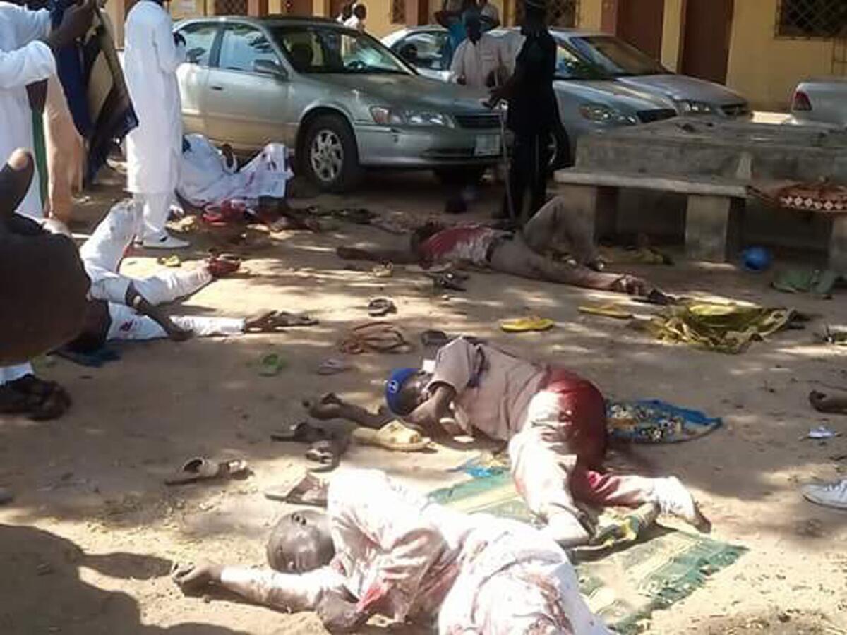 Cuerpos se observan en el sitio después de la explosión en Yola, Nigeria. Cuarenta y dos personas murieron el viernes en ataques a las mezquitas de Maiduguri _la ciudad más grande en el noreste y el lugar de origen del Boko Haram_ y de Yola, 400 kilómetros al sur. (Foto AP/Ibrahim Absulaziz)