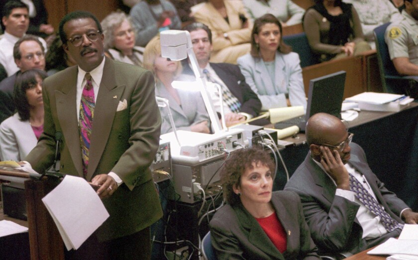  1995年1月30日、O.J.シンプソンの二重殺人裁判において、弁護人のジョニー・L. コクラン Jr（左）が開始陳述を続ける中、マーシャ・クラーク検事とクリストファー・ダーディンは聞き入りました。