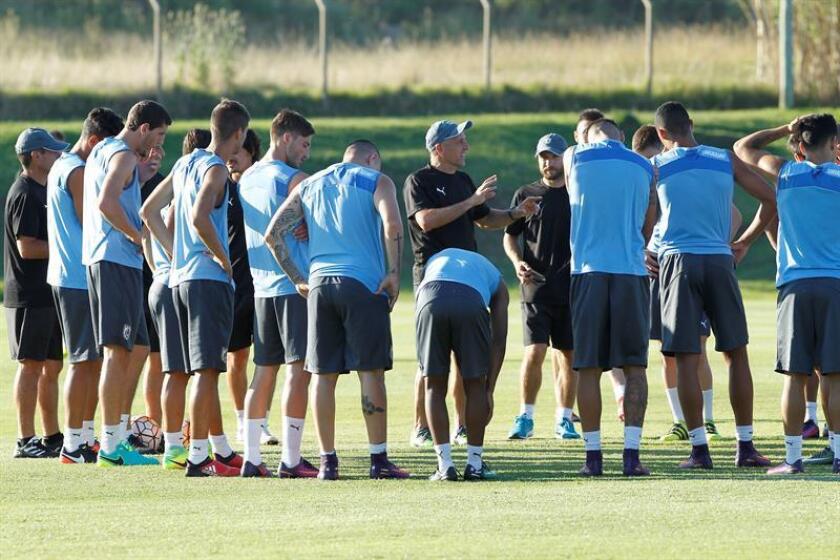 En la imagen, el entrenador de la selección Sub-20 de Uruguay, Fabián Coito (c), con sus jugadores durante una práctica. EFE/Archivo