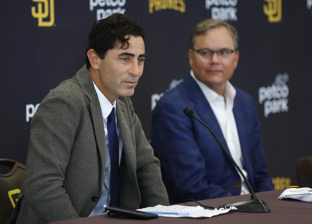 파드레스 야구 운영 사장 AJ 프렐러(왼쪽)가 지난 11월 마이크 쉴트를 파드레스 감독으로 소개했다.
