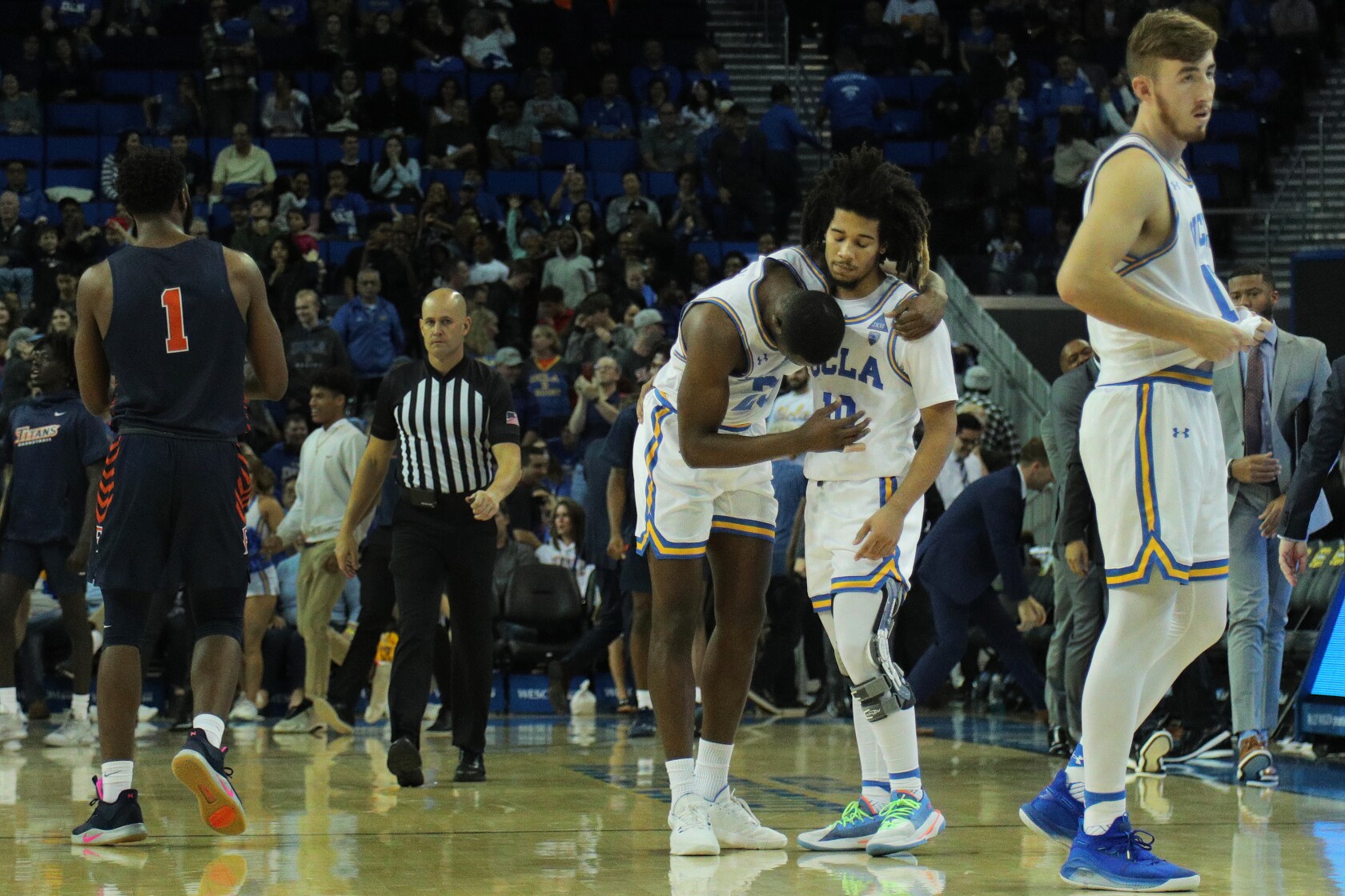 Cal State Fullerton Ends Losing Streak Extends Ucla S Los