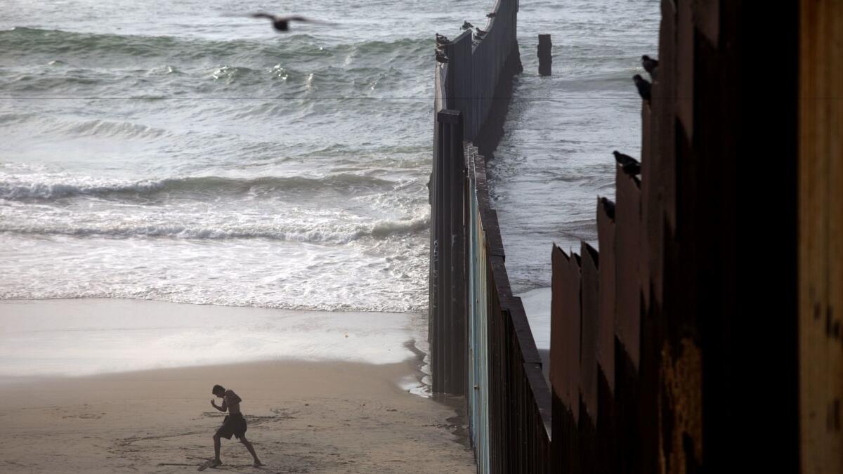 El actual muro fronterizo entre los EE.UU. y México se extiende hasta el océano en Playas de Tijuana (Guillermo Arias / AFP/Getty Images).