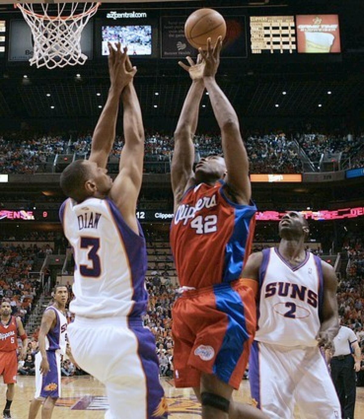 Clipper Elton Brand scores two of his 23 points in the first half in between Phoenix Suns' Boris Diaw, left, and Tim Thomas in Game 1 of the second round of the Western Conference Playoffs at the US Airways Center in Phoenix.