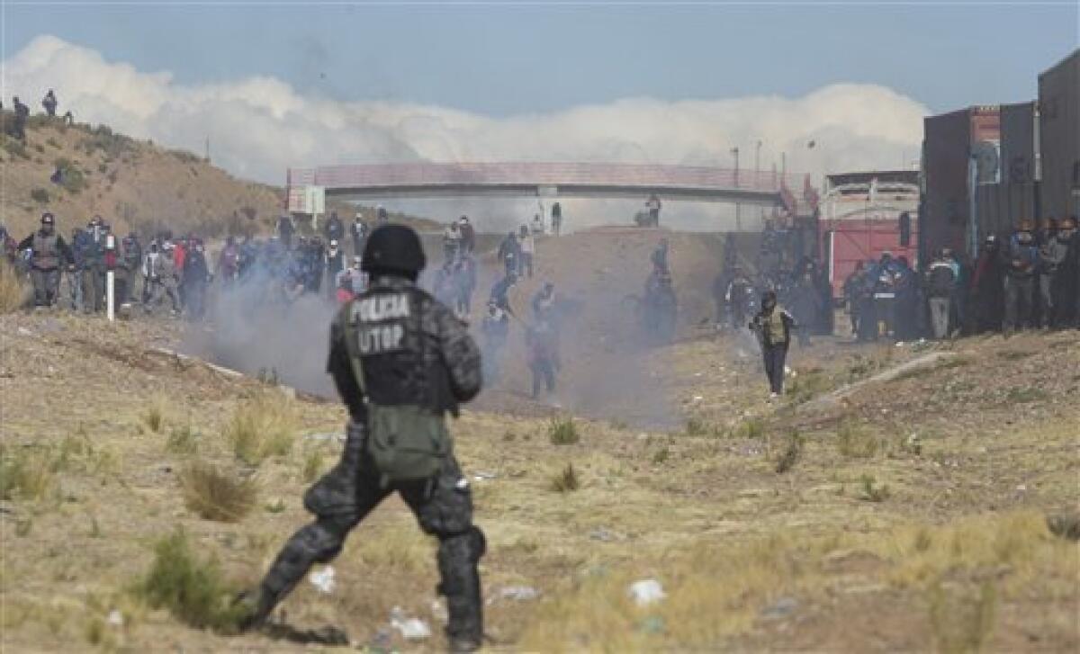 El presidente de Bolivia calificó el viernes de "conspiración política" el secuestro y asesinato del viceministro de Régimen Interior por parte de mineros que realizan una protesta con toma de carreteras en el occidente del país.