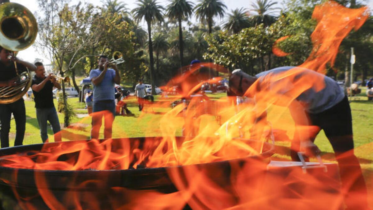 Un asado y una banda fueron parte de la celebración del Día inaugural de los Dodgers en Elysian Park.