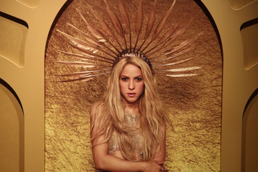Un gran retrato de Shakira se exhibe en "Shakira: The GRAMMY Museum Experience" en el GRAMMY Museum de Los Ángeles.