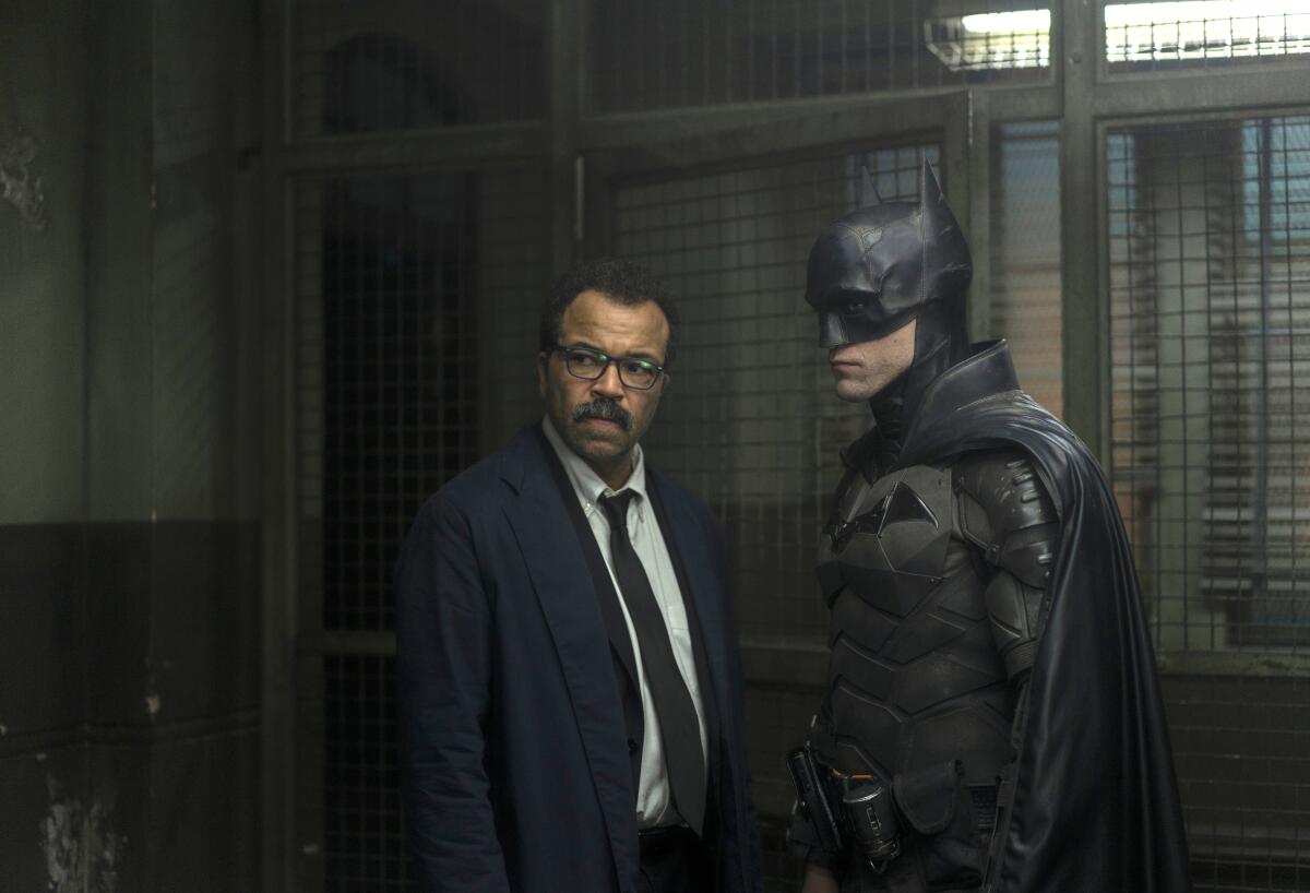 Jeffrey Wright y Robert Pattinson como Batman en “The Batman”.