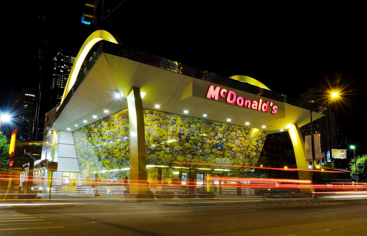 Imágenes de los Minions adornan un restaurante de McDonald's en Chicago en esta foto del 7 de julio de 2015. McDonald's dice que algunos clientes se han quejado de que el juguete parlante inspirado en la película "Minions", incluido en las nuevas Happy Meals, maldicen. (Foto AP/Kiichiro Sato)