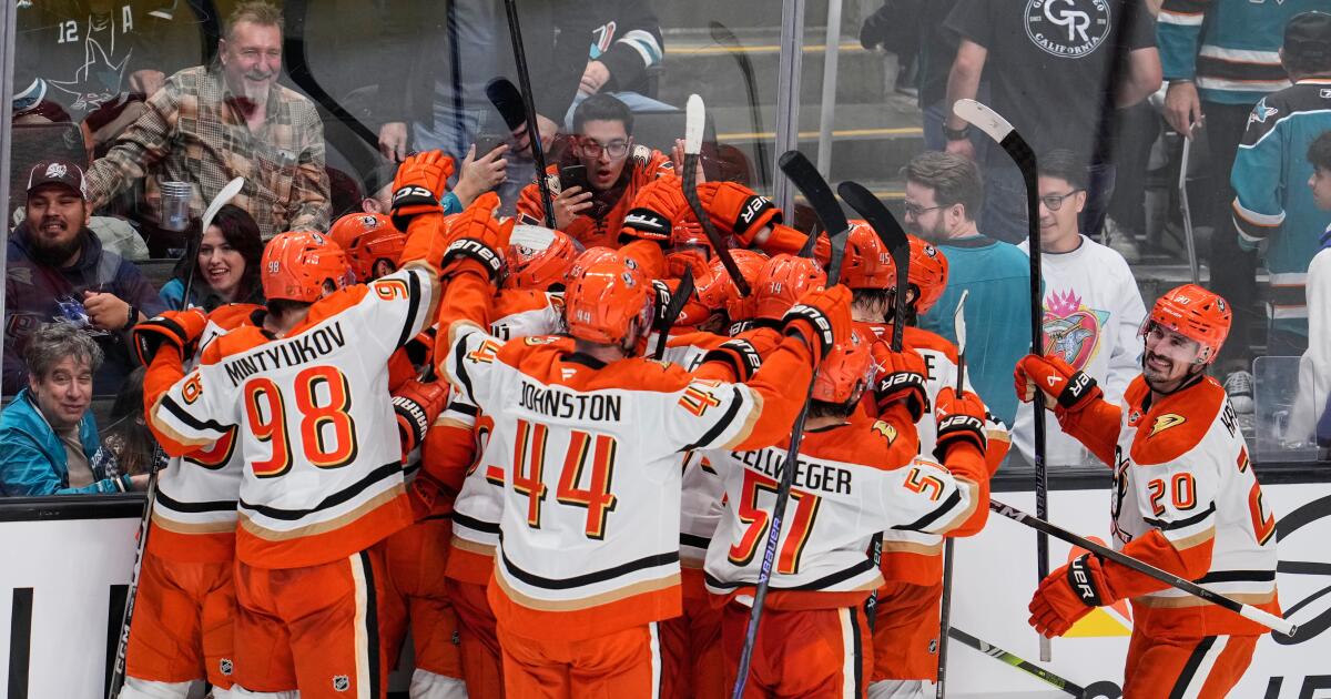 Leo Carlsson marcou na prorrogação quando os patos venceram os tubarões de forma impressionante Leo Carlsson marcou na prorrogação quando os patos venceram os tubarões de forma impressionante