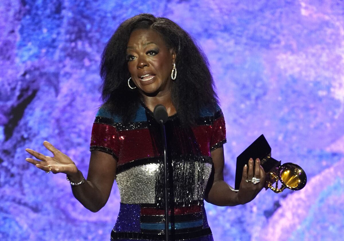 Viola Davis acepta el premio al mejor audiolibro, narración y grabación 