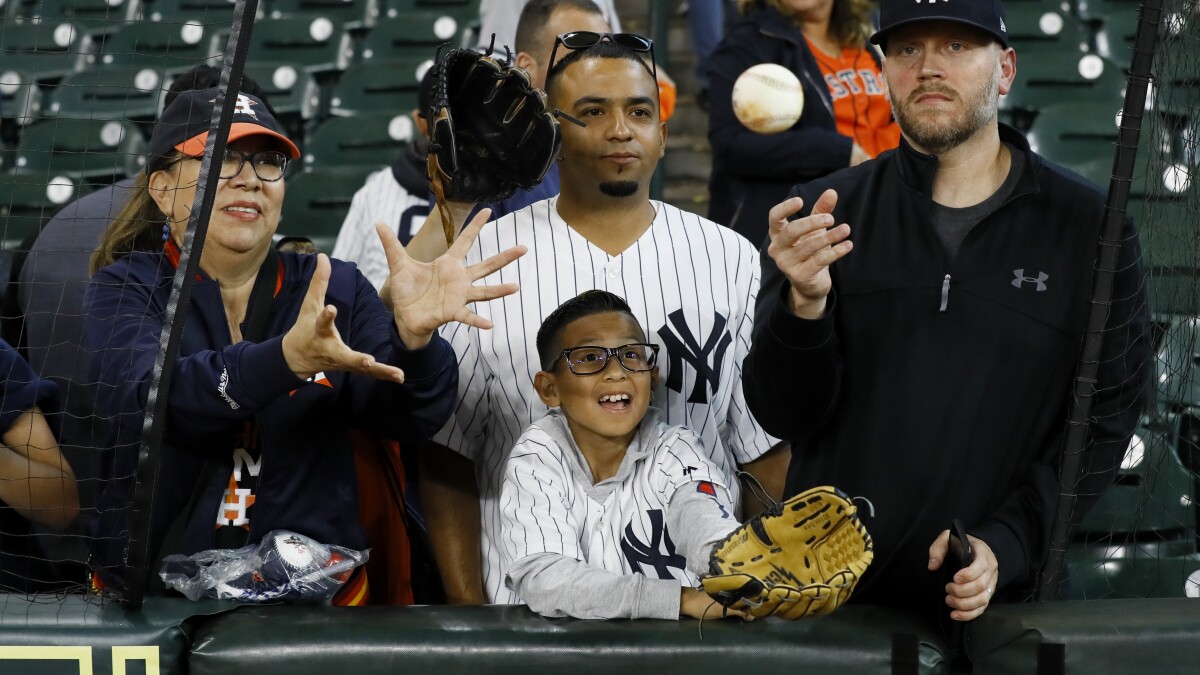 Boo The Astros In Anaheim Yankees Fans To Join Dodgers Fans Los Angeles Times Boo The Astros In Anaheim Yankees Fans To Join Dodgers Fans Los Angeles Times