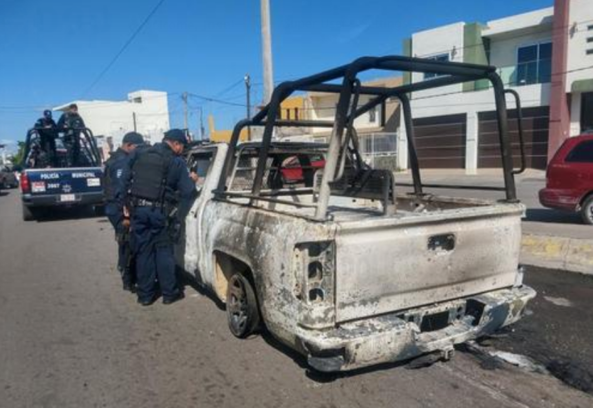 Un número aún no dado a conocer de vehículos calcinados se observan este viernes tras los enfrentamientos de ayer de las fuerzas federales con grupos armados, en la ciudad de Culiacán, en el estado de Sinaloa (México). EFE/ Juan Carlos Cruz