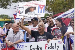 Cubanoestadounidenses protestan contra la selección cubana de béisbol, que participa en el Clásico Mundial de béisbol, el domingo 19 de marzo de 2023 en Miami. Cuba perdió ante Estados Unidos en semifinales, (AP Foto/Marta Lavandier)