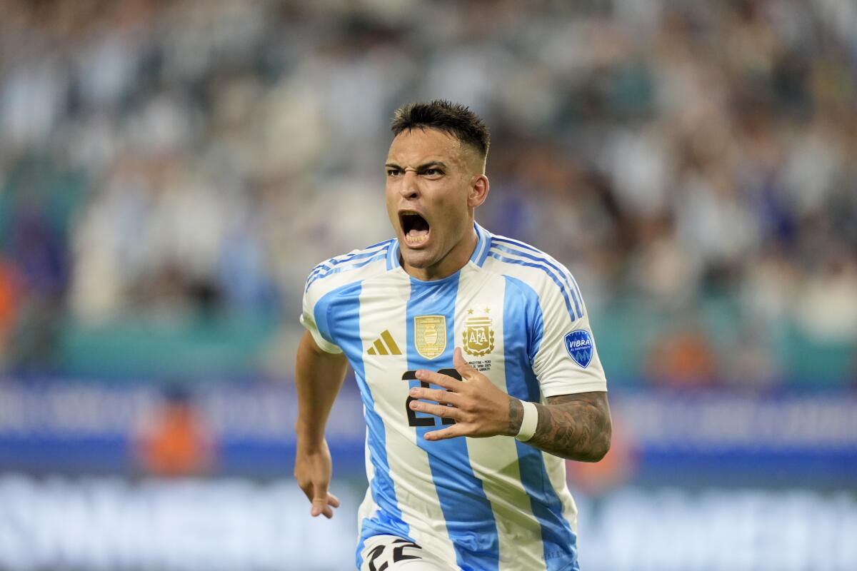 Lautaro Martínez celebra tras marcar el primer gol de Argentina en la victoria 2-0 ante Perú 