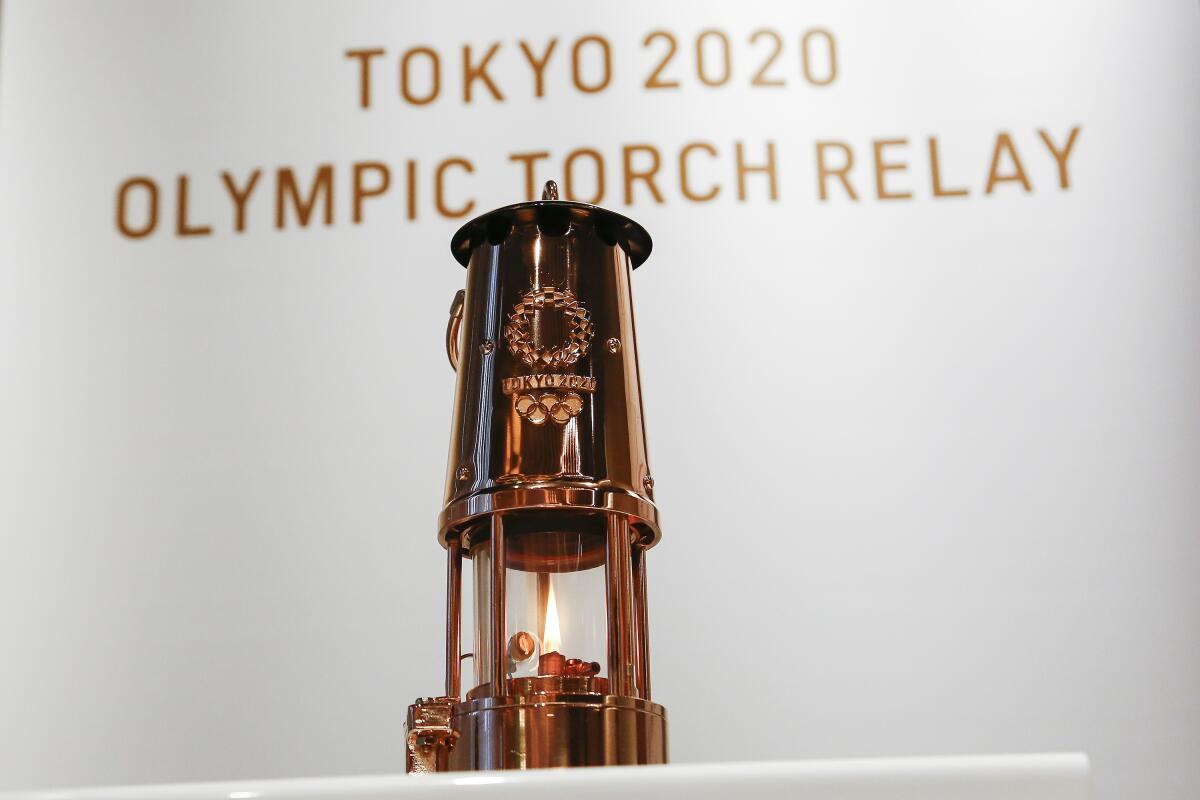 La llama de los Juegos Olímpicos en despliegue en el Museo Olímpico de Tokio, el lunes 31 de agosto de 2020.