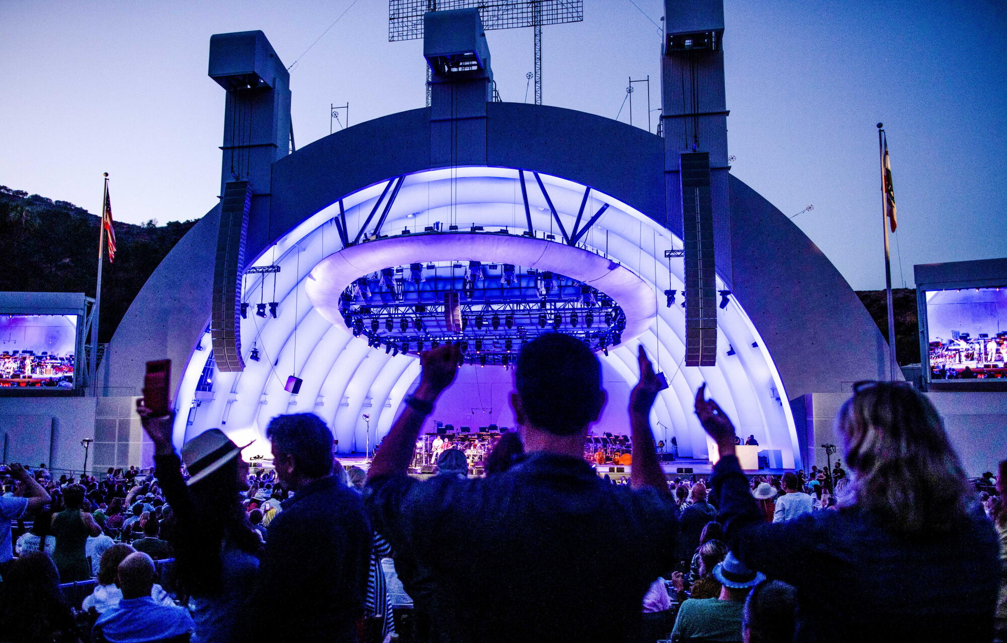 3 Temmuz 2021'de Hollywood Bowl'daki ilk tam kapasiteli konserde Kool & the Gang yer aldı.