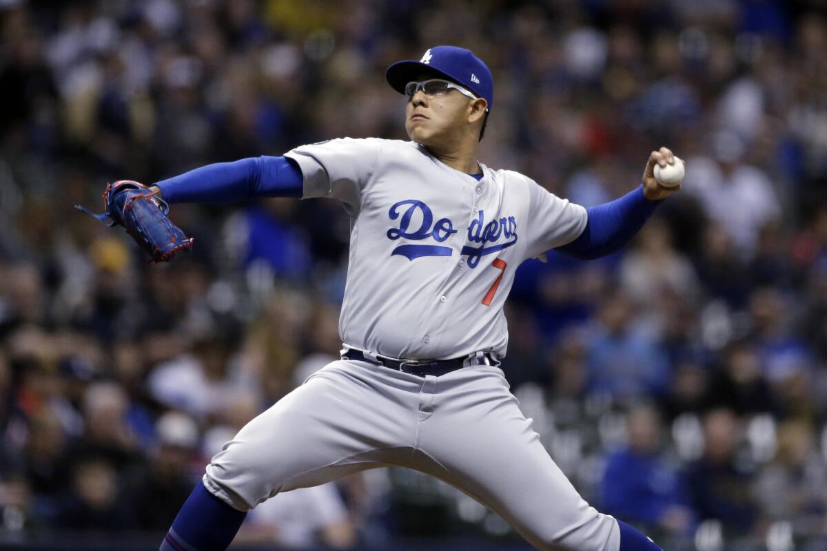 El mexicano Julio Urías, de los Dodgers de Los Ángeles, lanza en el primer inning del juego ante los Cerveceros de Milwaukee el jueves 18 de abril de 2019 en Milwaukee.
