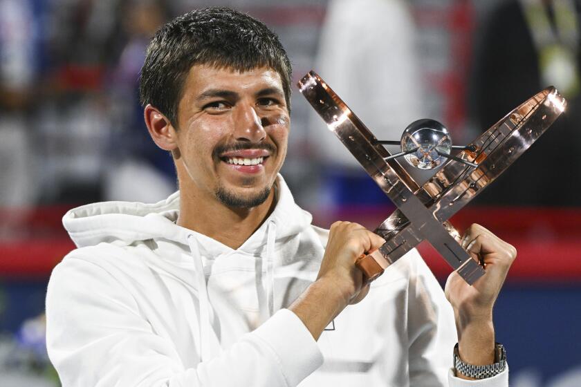 Alexei Popyrin, de Australia, posa con el trofeo que lo acredita como campeón del Abierto de Montreal después de derrotar a Andrey Rublev, de Rusia, en la final del torneo de tenis de Canadá, el lunes 12 de agosto de 2024, en Montreal. (Graham Hughes/The Canadian Press vía AP)