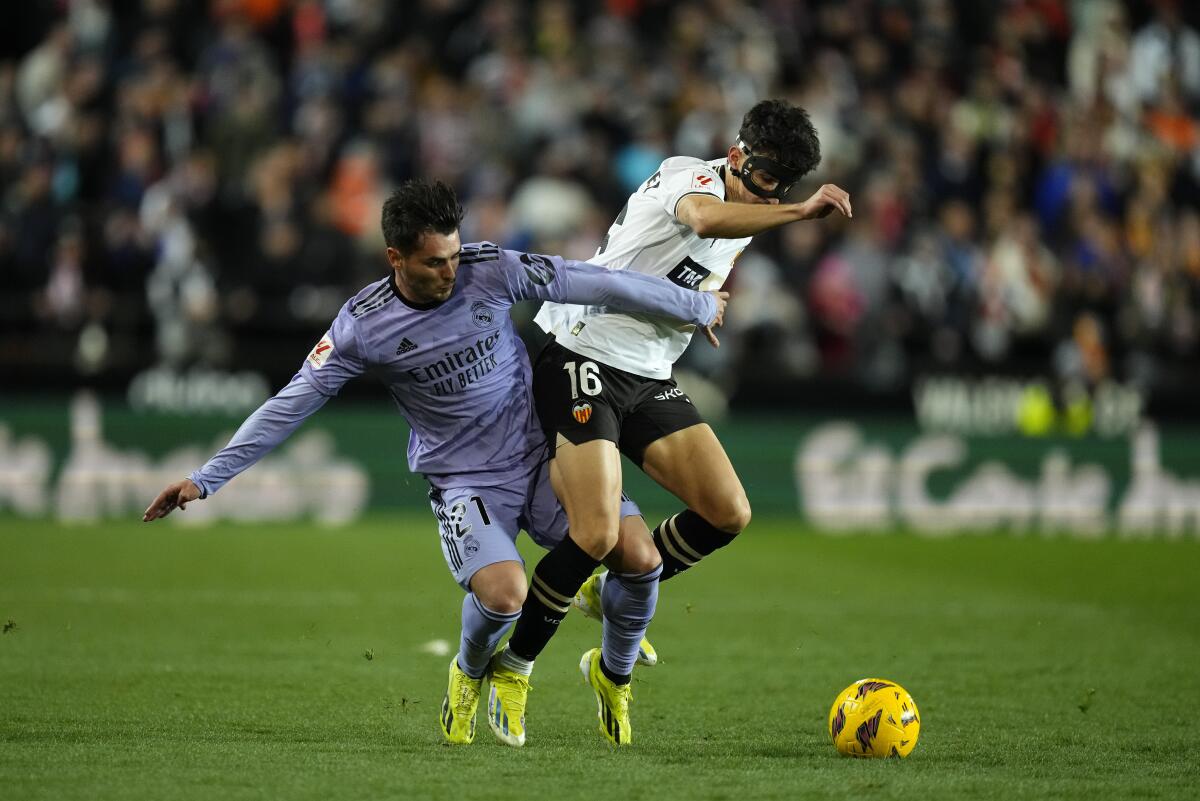 Brahim Diaz del Real Madrid pelea por el balón con Diego López del Valencia en el encuentro de la liga española en el Estadio Mestalla el sábado 2 de marzo del 2024. (AP Foto/Jose Breton)