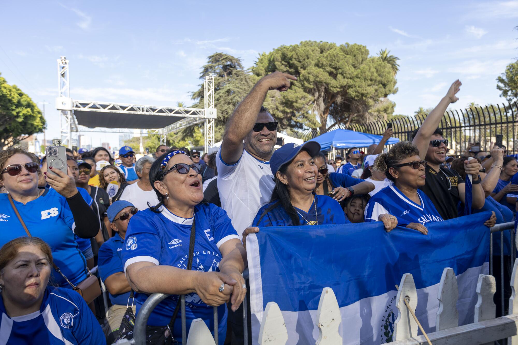 Cientos de personas asistieron al festival del Día del Salvadoreño en la ciudad de Los Ángeles.