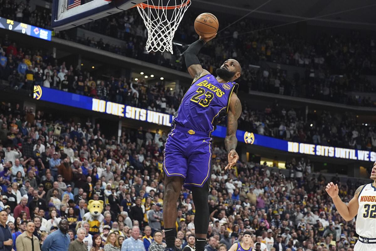 Lakers yıldızı LeBron James Dunks, ilk yarıda Nuggets'a karşı.