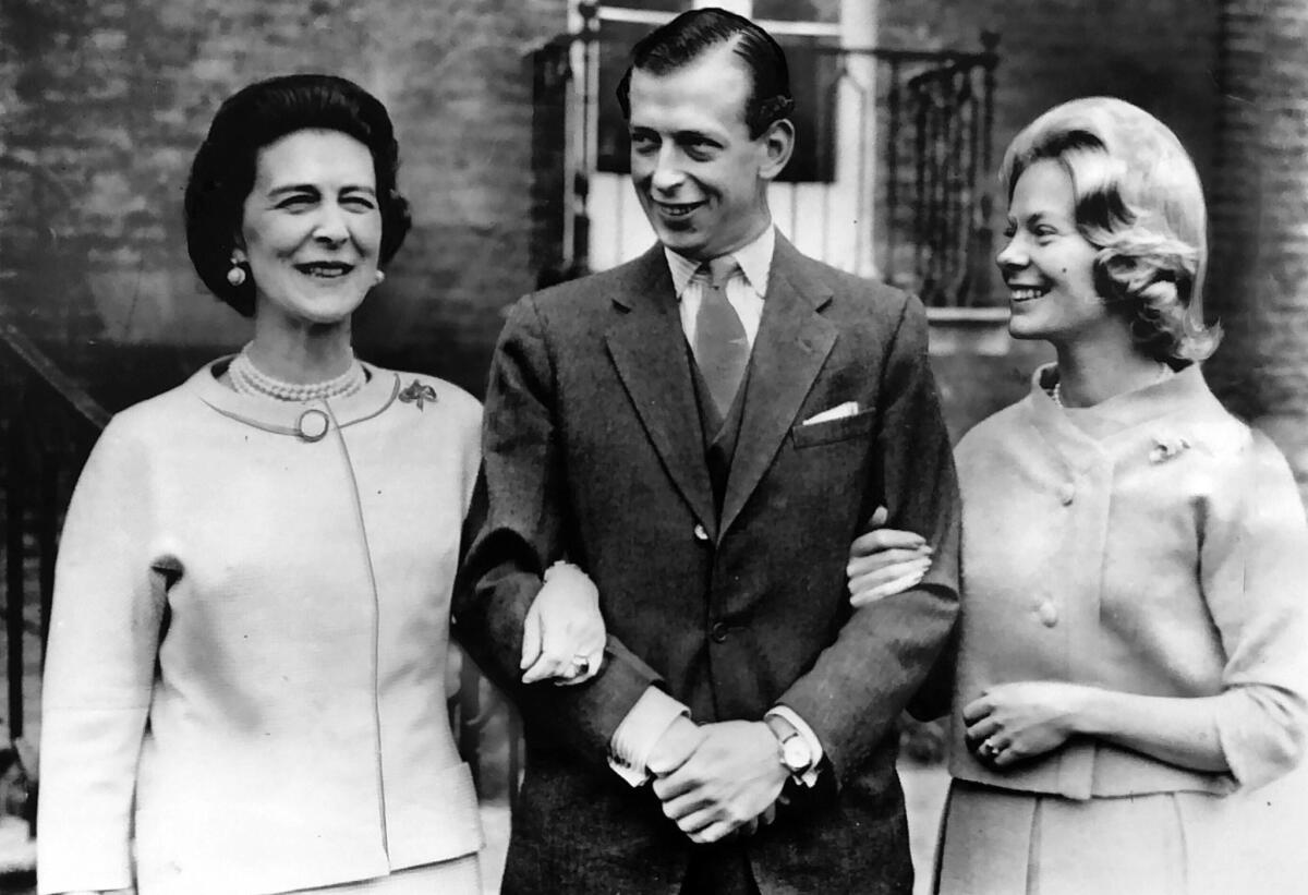 11 de marzo de 1961: La duquesa de Kent, izquierda, camina con su hijo, el príncipe Edward, y su prometida, Katherine Worsley, en el jardín del Palacio de Kensington en Londres, tres meses antes de su boda.