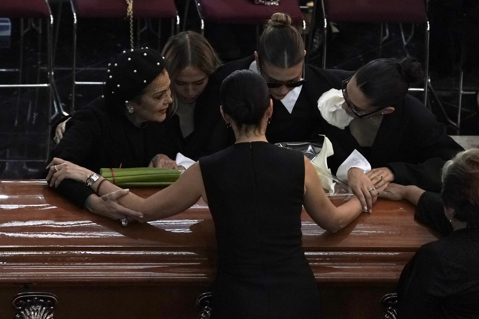 Miembros de la familia de Silvia Pinal se reúnen alrededor del ataúd que contiene los restos de la actriz mexicana