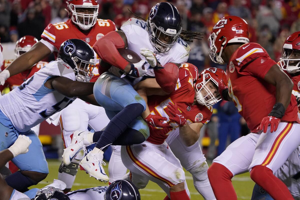 Derrick Henry runs Titans past Bills on Monday night 