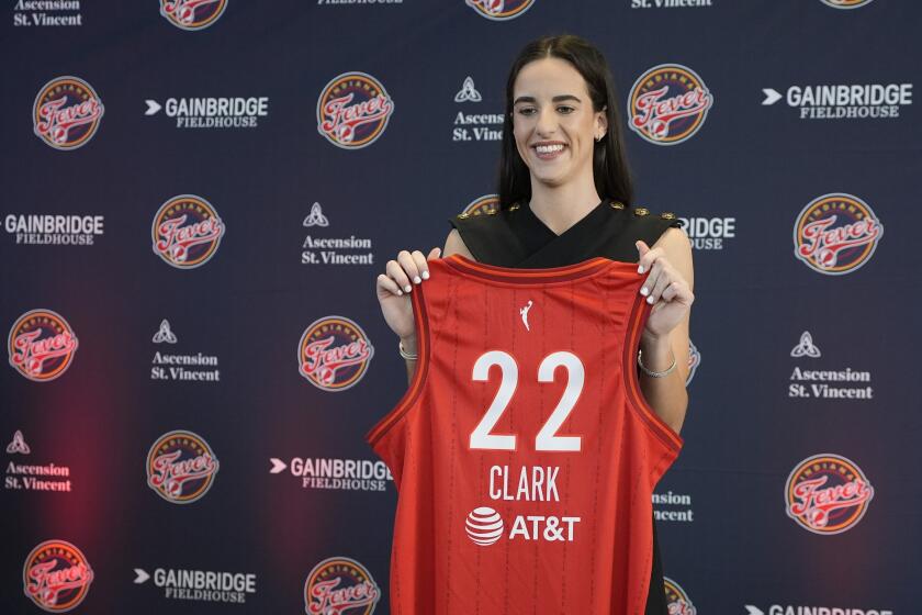 Caitlin Clark, del Fever de Indiana, sostiene su jersey tras una conferencia de prensa, el miércoles 17 de abril de 2024, en Indianápolis (AP Foto/Darron Cummings)