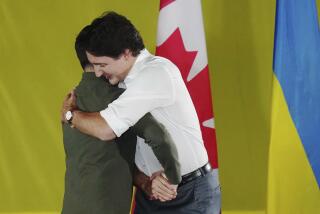 El primer ministro canadiense Justin Trudeau, derecha, abraza al presidente ucraniano Volodymyr Zelenskyy en un acto en la Fort York Armoury en Toronto, 22 de setiembre de 2023. (Chris Young/The Canadian Press via AP)