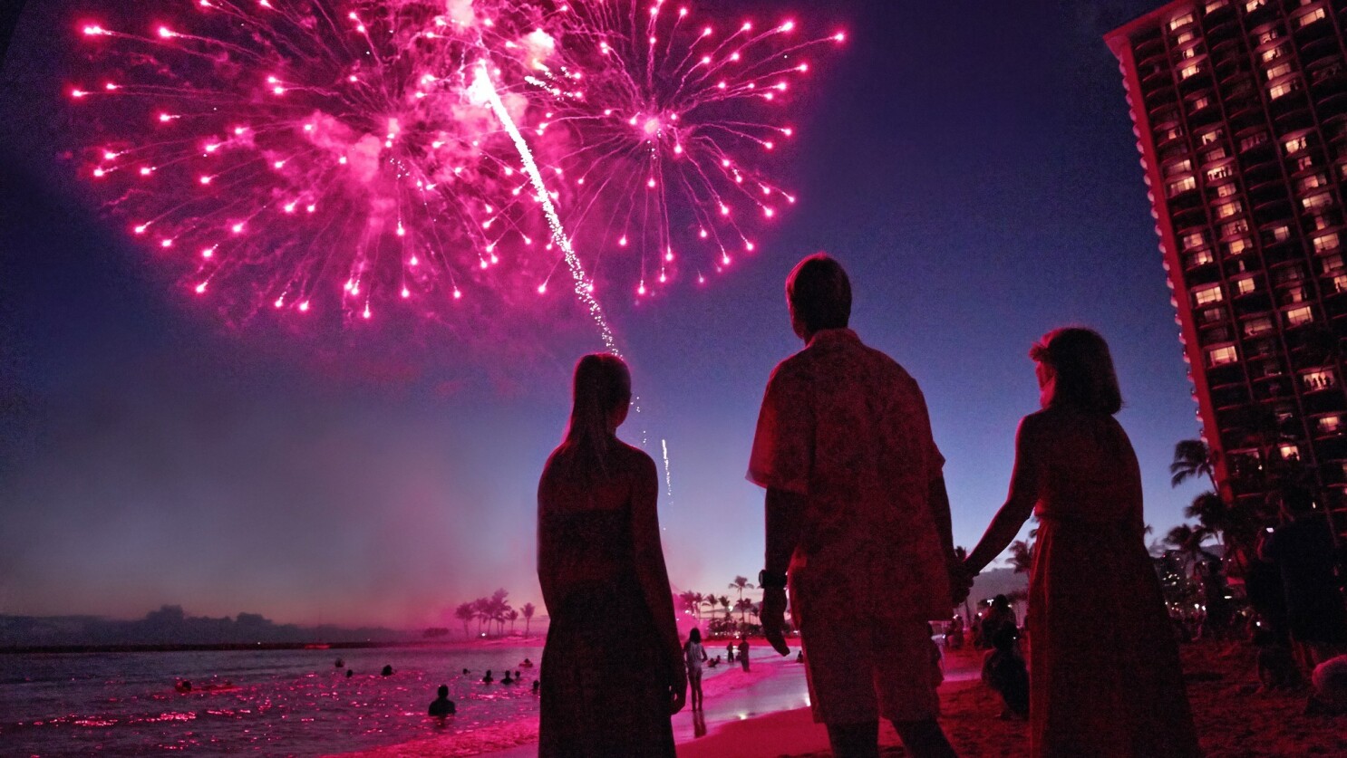 Honolulu: 6 perfect places to watch free fireworks over Waikiki Beach - Los  Angeles Times