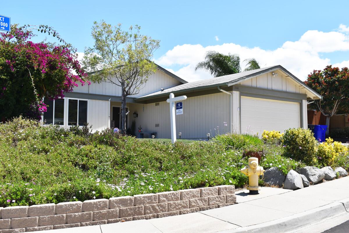 Esta casa unifamiliar de 1.395 pies cuadrados en el barrio de Westwood de Rancho Bernardo estaba listada en abril en 969.000 dólares.