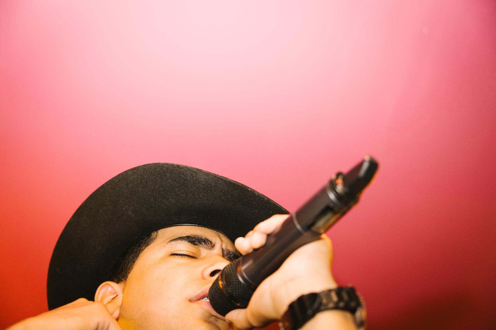 Irving Alvarez sings at Los Guitarrazos