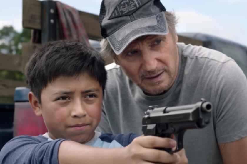 Liam Neeson (der.) y Jacob Pérez en una escena de la cinta “The Marksman”.