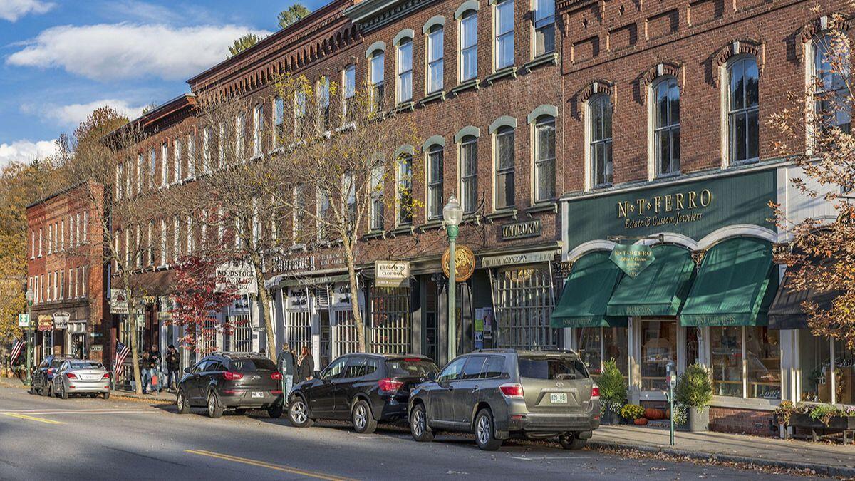 The fall foliage tour of Vermont begins in the town of Woodstock, not to be confused with the upstate New York town of the same name.