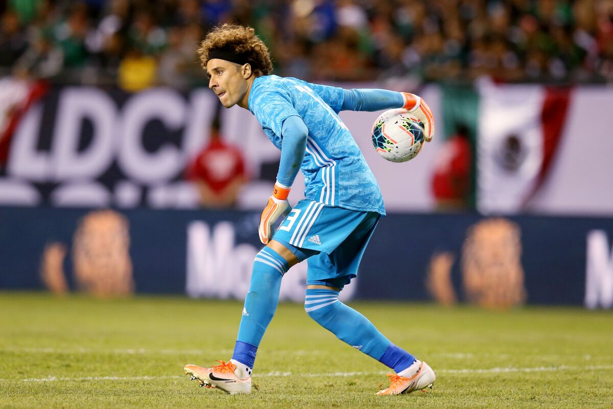 CHICAGO, ILLINOIS - JULY 07: Guillermo Ochoa #13 of the Mexico passes the ball in the second half against the United States during the 2019 CONCACAF Gold Cup Final at Soldier Field on July 07, 2019 in Chicago, Illinois. (Photo by Dylan Buell/Getty Images) ** OUTS - ELSENT, FPG, CM - OUTS * NM, PH, VA if sourced by CT, LA or MoD **